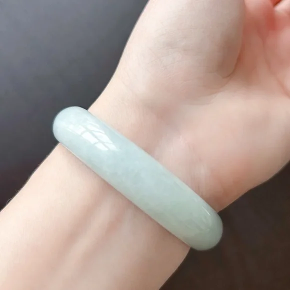 Jade bangle - Picture 1 of 5